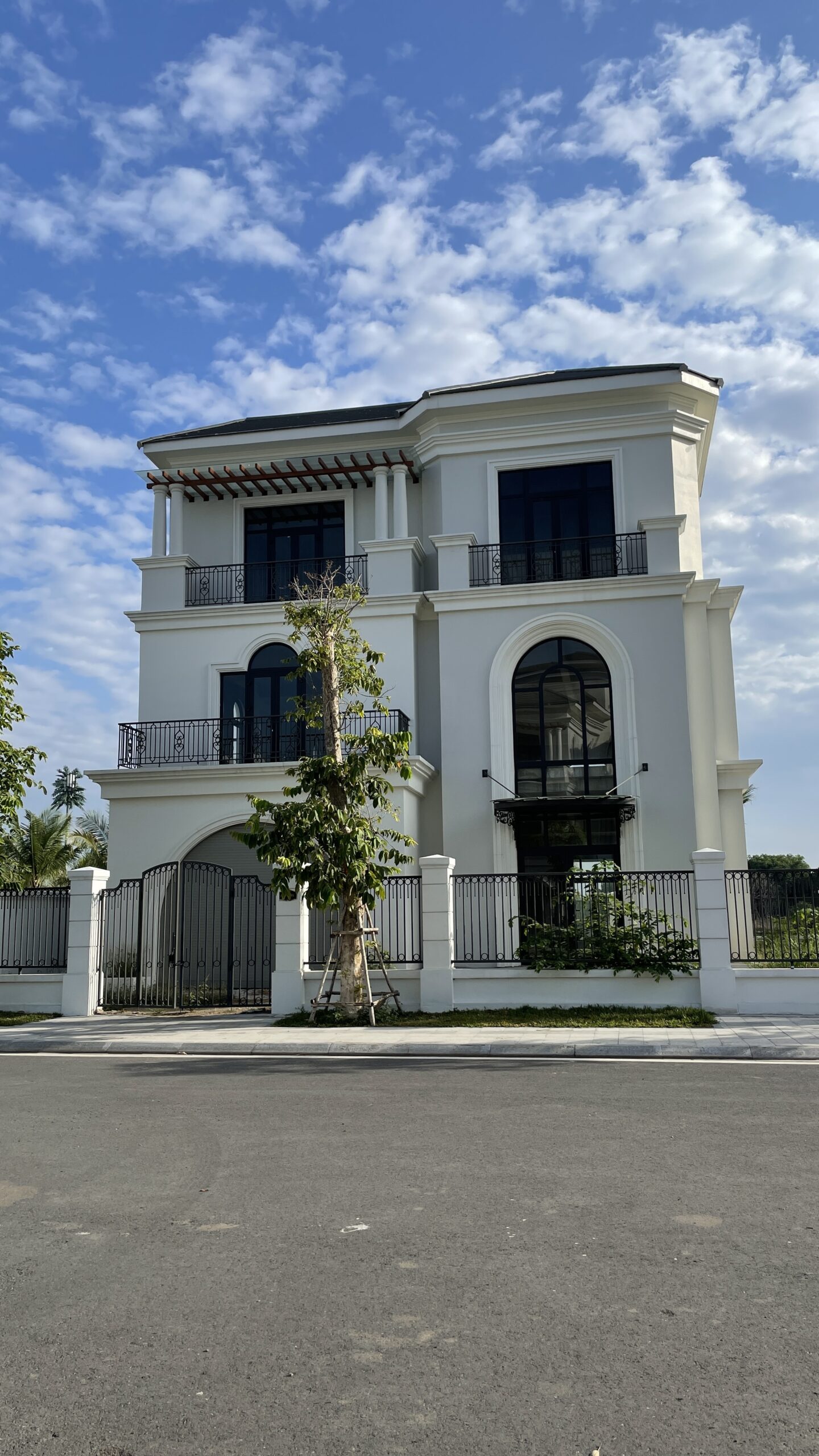 Căn biệt thự độc bản sở hữu bến đậu du thuyền Căn biệt thự độc bản sở hữu bến đậu du thuyền